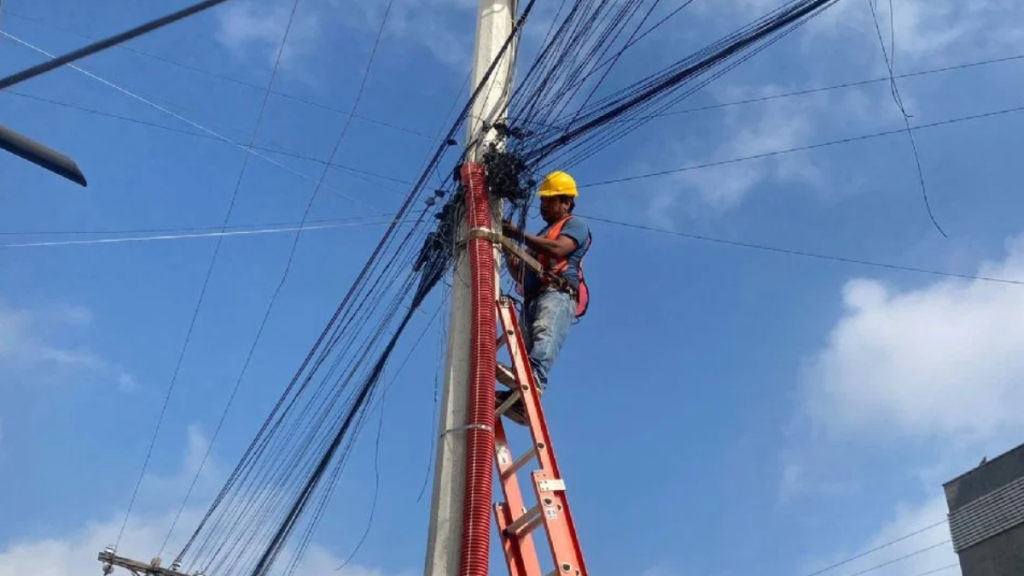 Adrian-de-la-garza-retiro-cables-desuso - Capitanes Regios