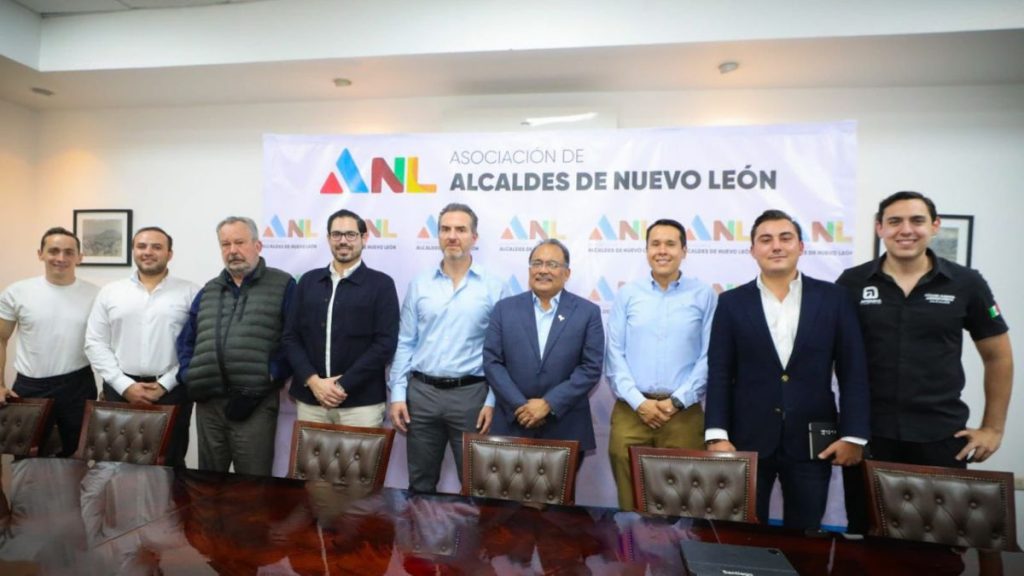 de la Garza y alcaldes de la Asociación de Alcaldes de Nuevo León
