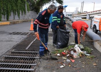 Levantan Durante La Noche Más De 6 Toneladas De Basura De Las Rejillas Pluviales -capitanes Regios - Capitanes Regios Monterrey-limpia-rejillas-pluviales - Capitanes Regios