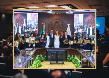 cabildo-de-monterrey-entrega-medalla-Miguel-F.martinez-por-mérito-docente