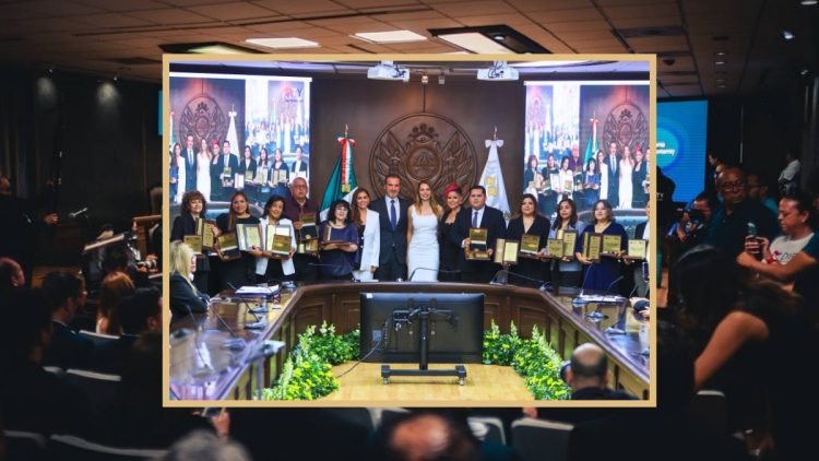 Cabildo-de-monterrey-entrega-medalla-miguel-f.martinez-por-mérito-docente - Capitanes Regios
