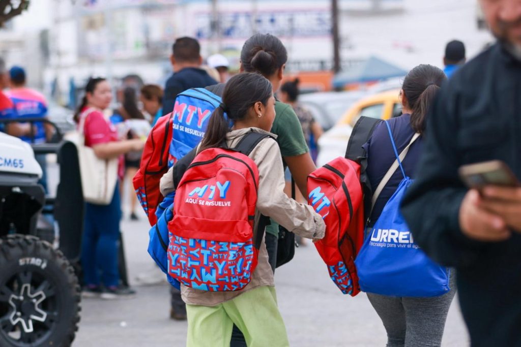 Entrega-de-útiles-escolares-gratuitos-en.parque-aztlán