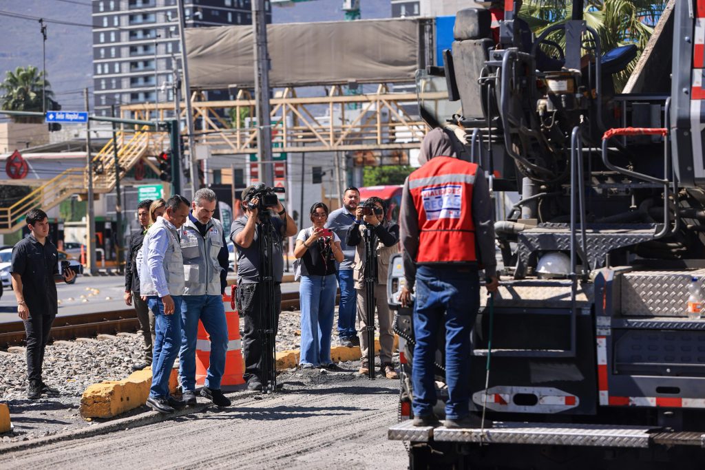 Vialidades-regias-obra-pública-tráfico-vehicular-reparación-asfáltica