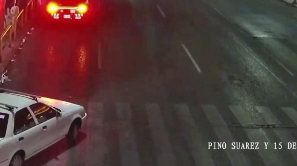 Auto Del Padre De La Joven - Capitanes Regios Auto Tipo Tsuru Tras La Escolta Vial De Tránsito De Monterrey