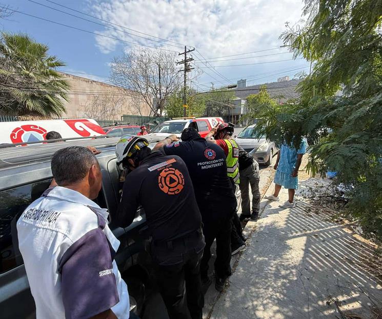 El-rescate-de-un-niño-por-protección-civil-de-monterrey-en-loma-larga