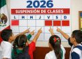 Group of Schoolchildren Pointing at Red-marked Days on a Large Calendar Poster That Reads '2026 Suspensión De Clases' (spanish). - Capitanes Regios