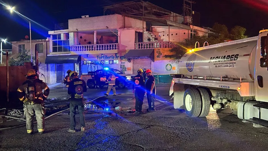 El Grupo Jaguares Es El Cuerpo De Protección Civil De Santa Catarina, Nuevo León, Atendieron El Incendio De La Vulcanizadora