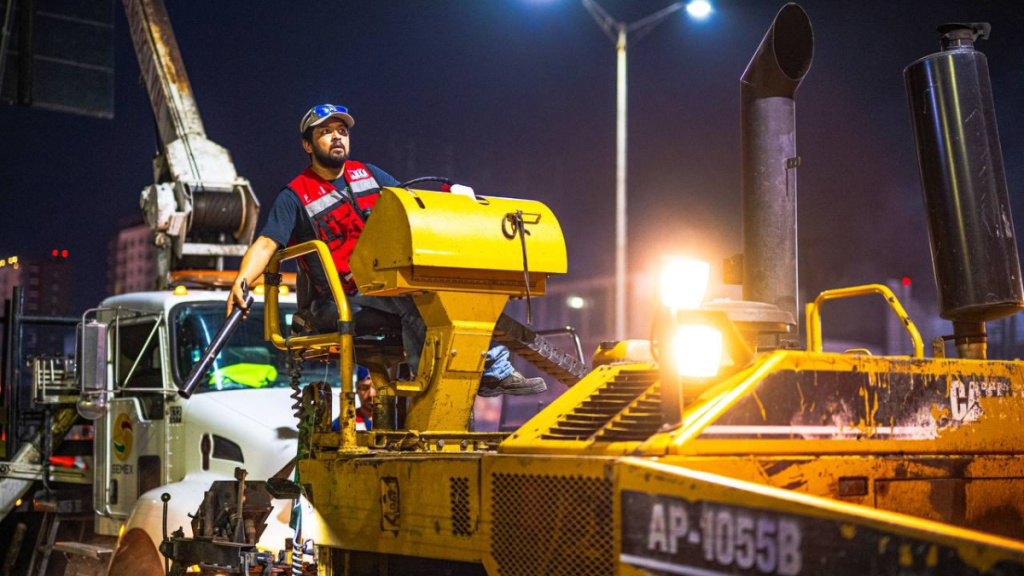 Trabajador De Vialidades Regias En La Obra Vial De Gonzalitos