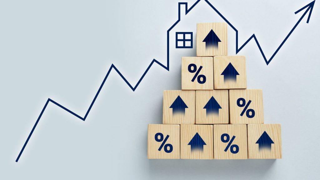 Evalúos-inmobiliarios-sector-inmobiliario-quantium-desarrollos - Capitanes Regios Pyramid of Wooden Blocks with Percent Signs and Upward Arrows Signaling Rising Housing Prices and Market Growth. - Capitanes Regios