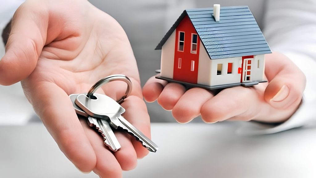 Hands Presenting a Set of Keys and a Small Model Red-roof House, Symbolizing Home Ownership or Real Estate Ownership Process - Capitanes Regios